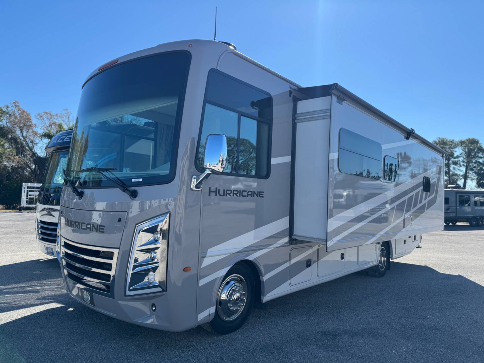 2026 Thor Motor Coach 2026 Thor Motor Coach Hurricane - thumbnail 3