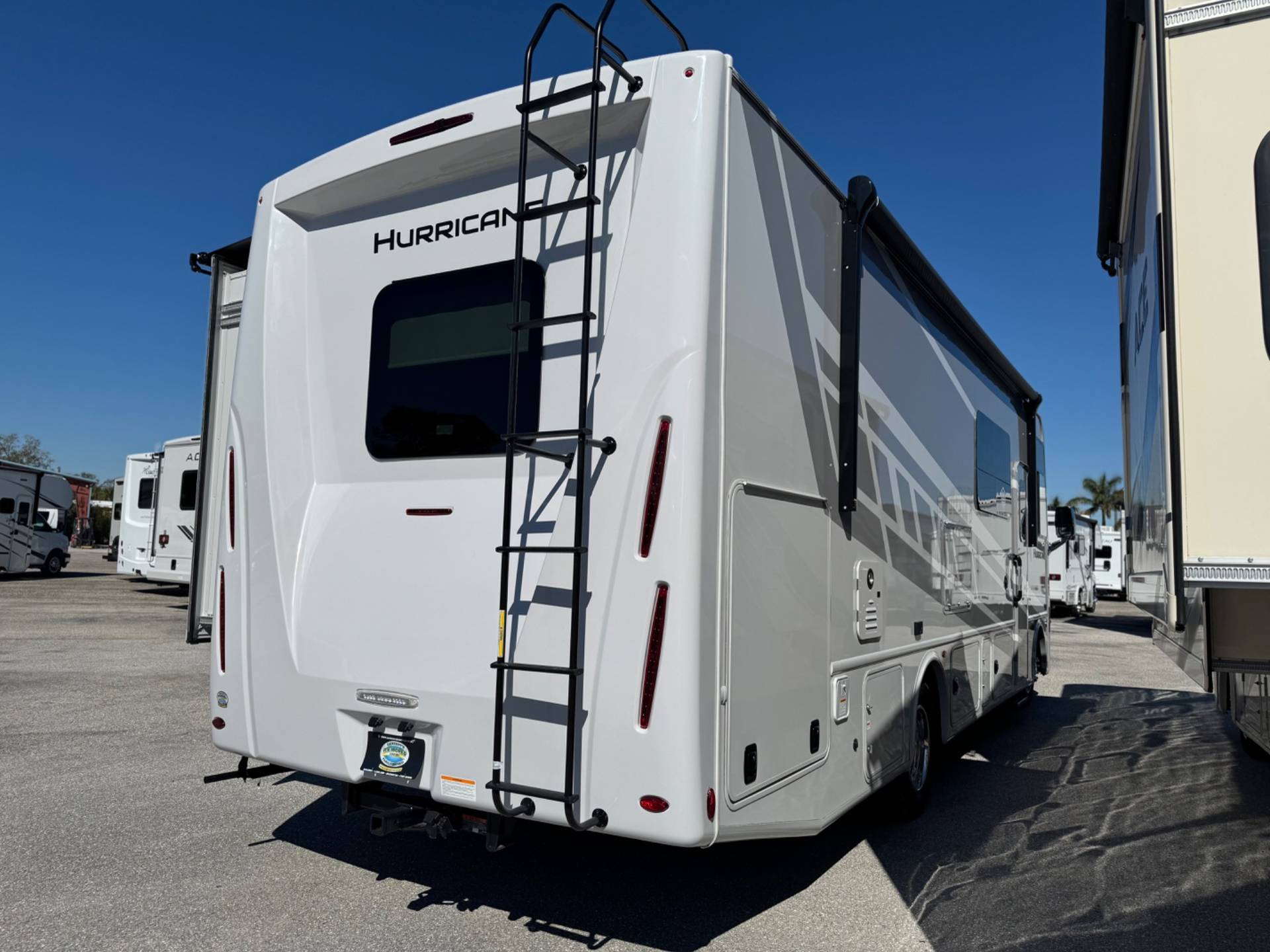 2026 Thor Motor Coach 2026 Thor Motor Coach Hurricane - thumbnail 5