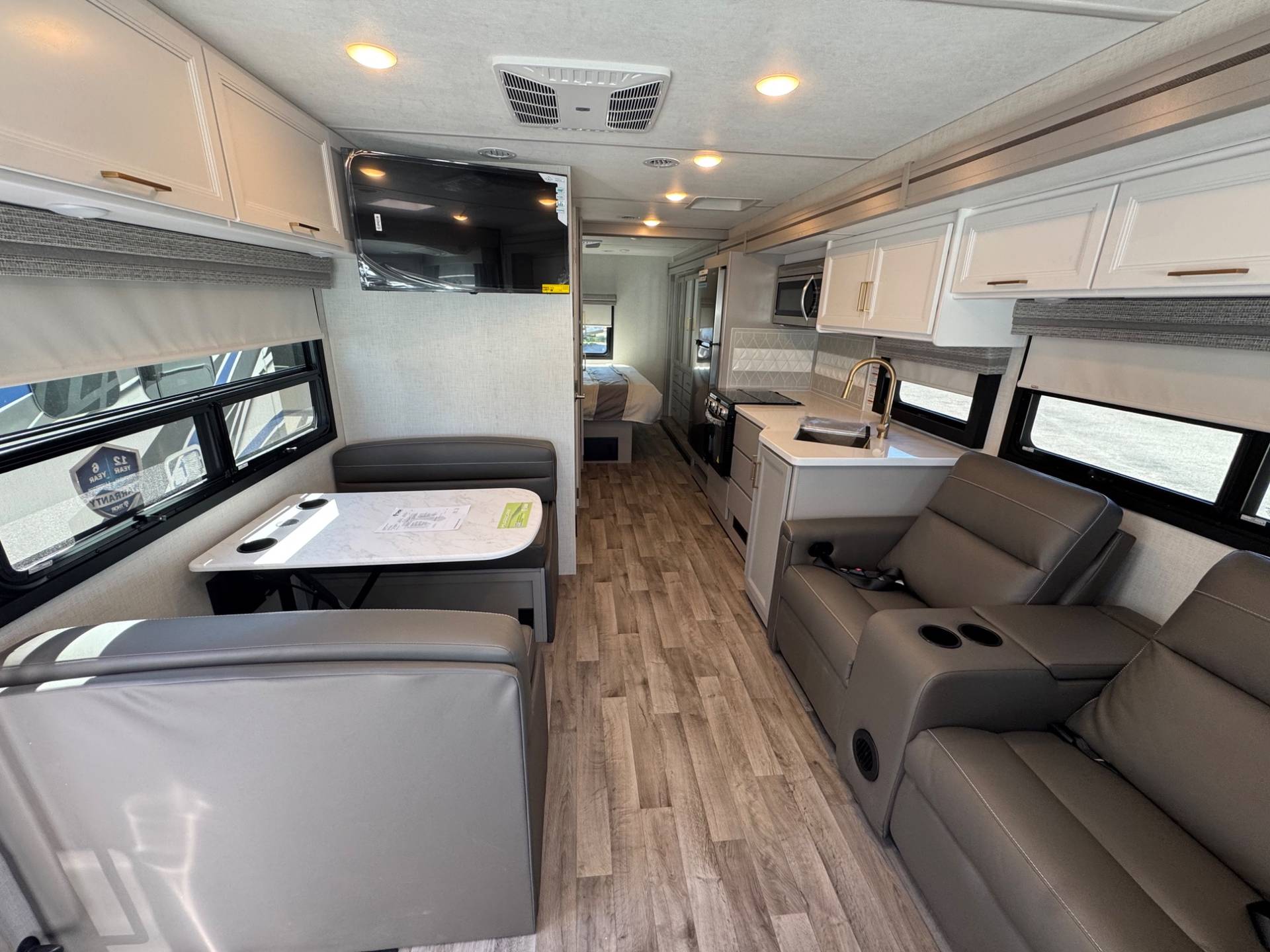 2026 Thor Motor Coach 2026 Thor Motor Coach Hurricane - thumbnail 9