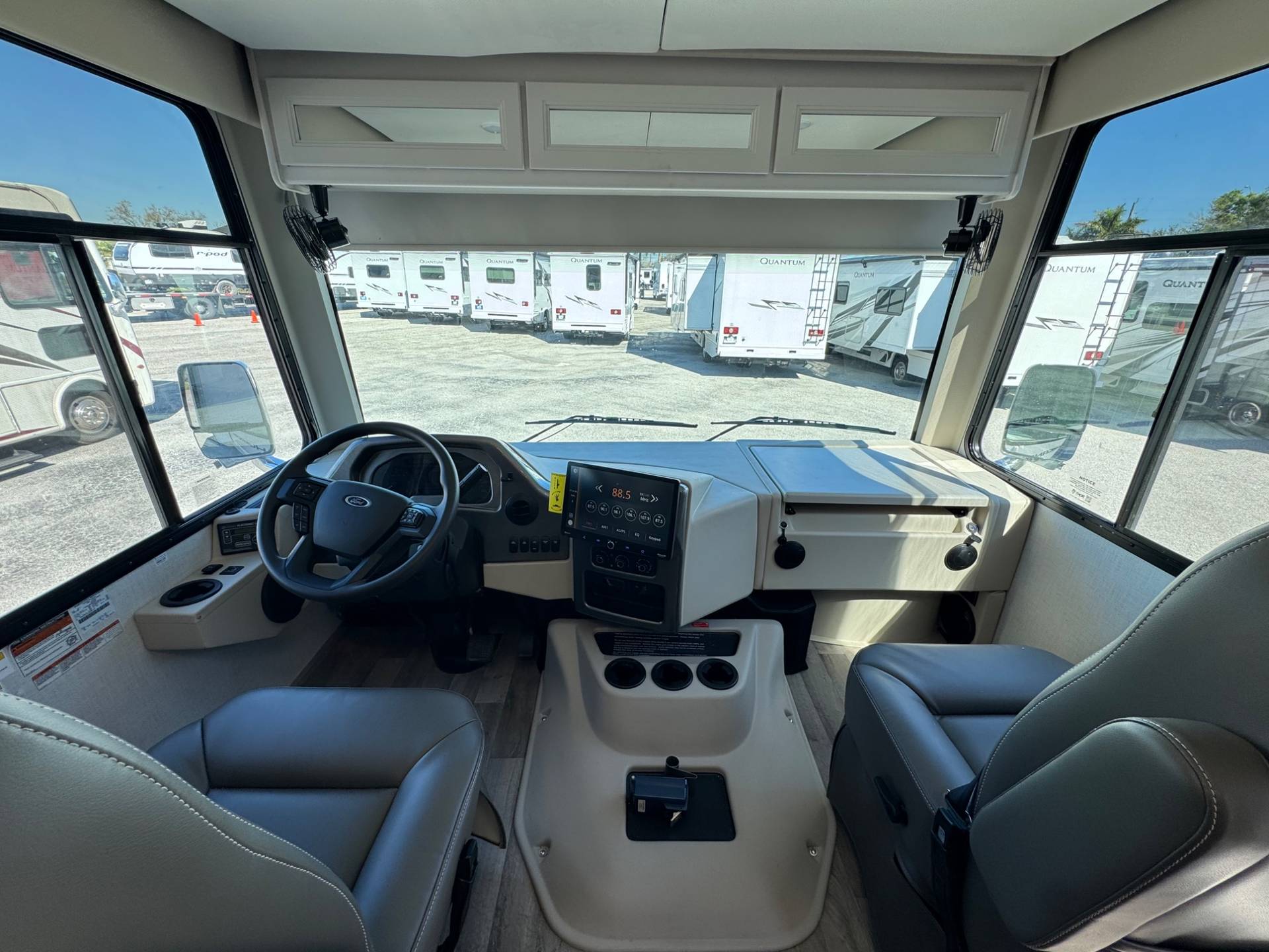 2026 Thor Motor Coach 2026 Thor Motor Coach Hurricane - thumbnail 18