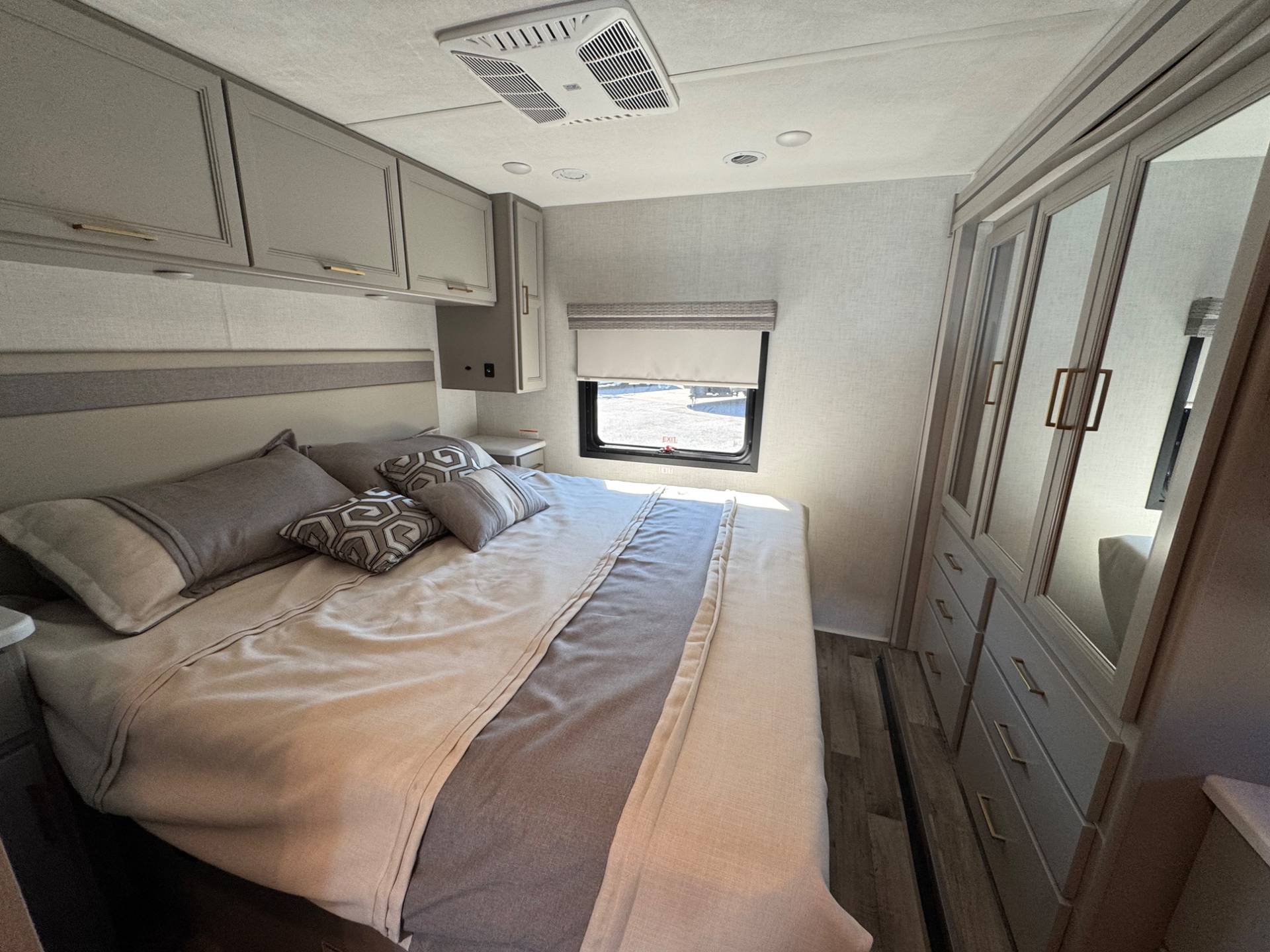 2026 Thor Motor Coach 2026 Thor Motor Coach Hurricane - thumbnail 20