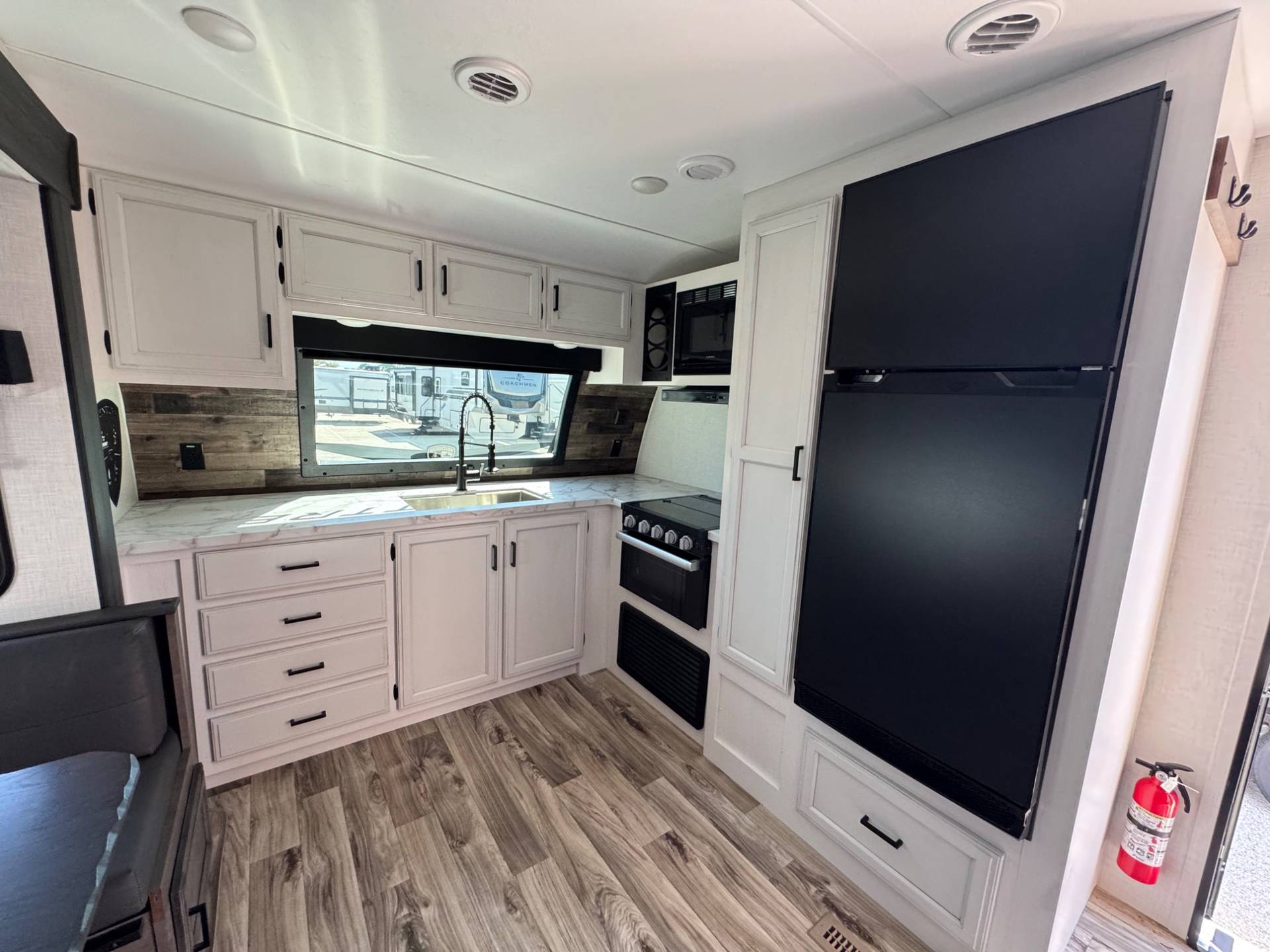 2024 Venture RV 2024 Venture RV SportTrek - thumbnail 8