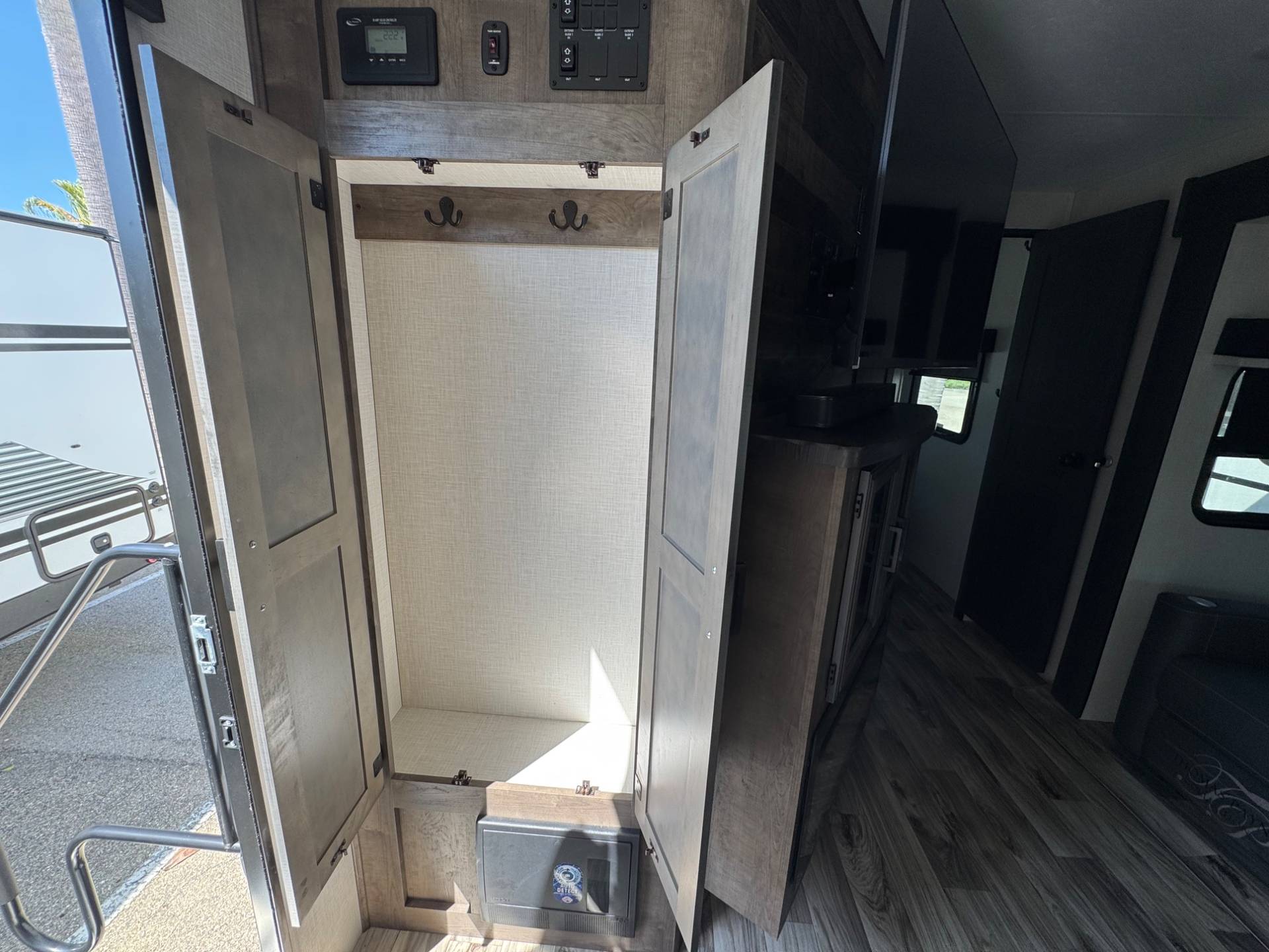 2024 Venture RV 2024 Venture RV SportTrek - thumbnail 19