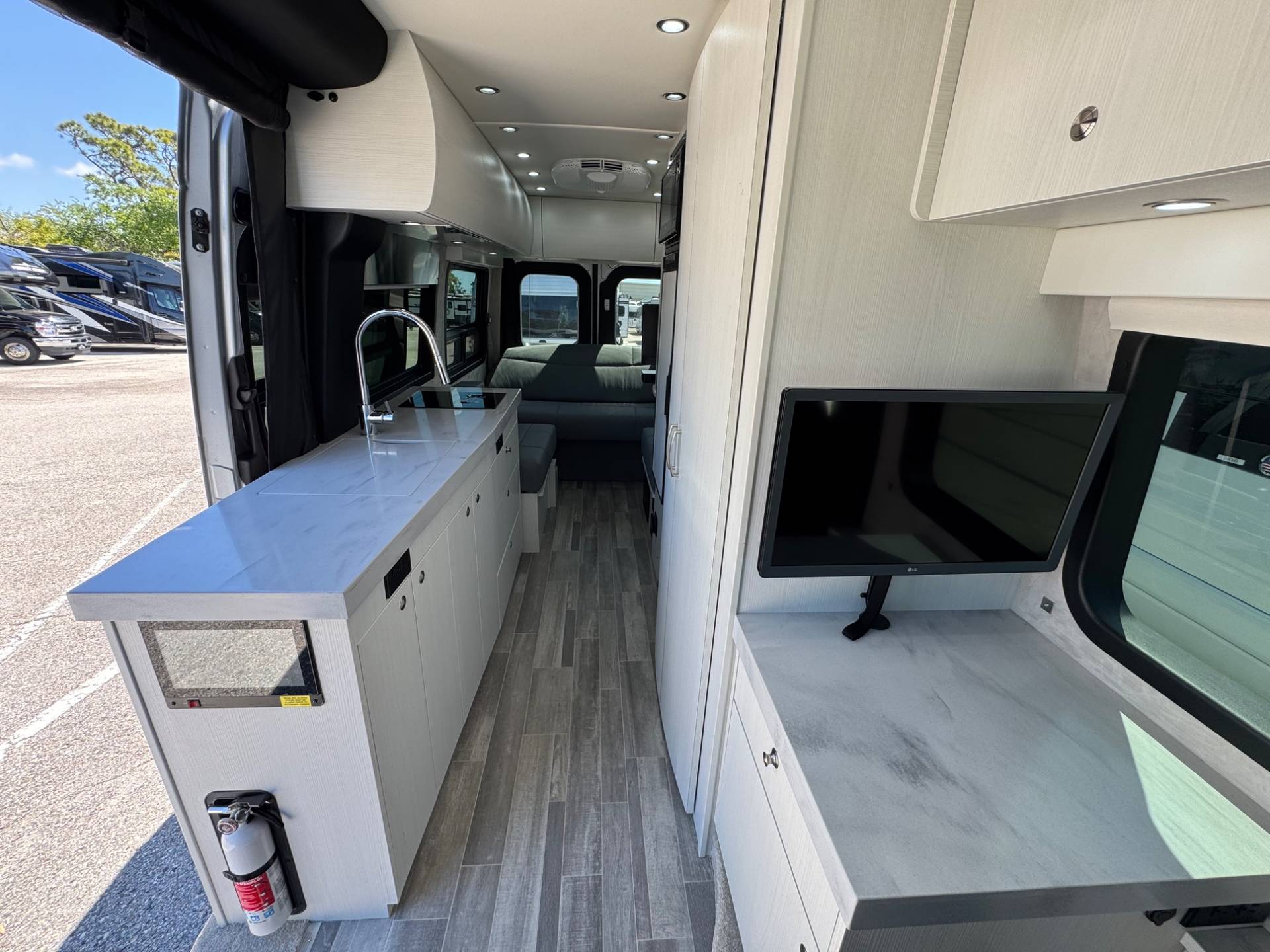 2023 Pleasure-Way 2023 Pleasure-Way Plateau - thumbnail 6