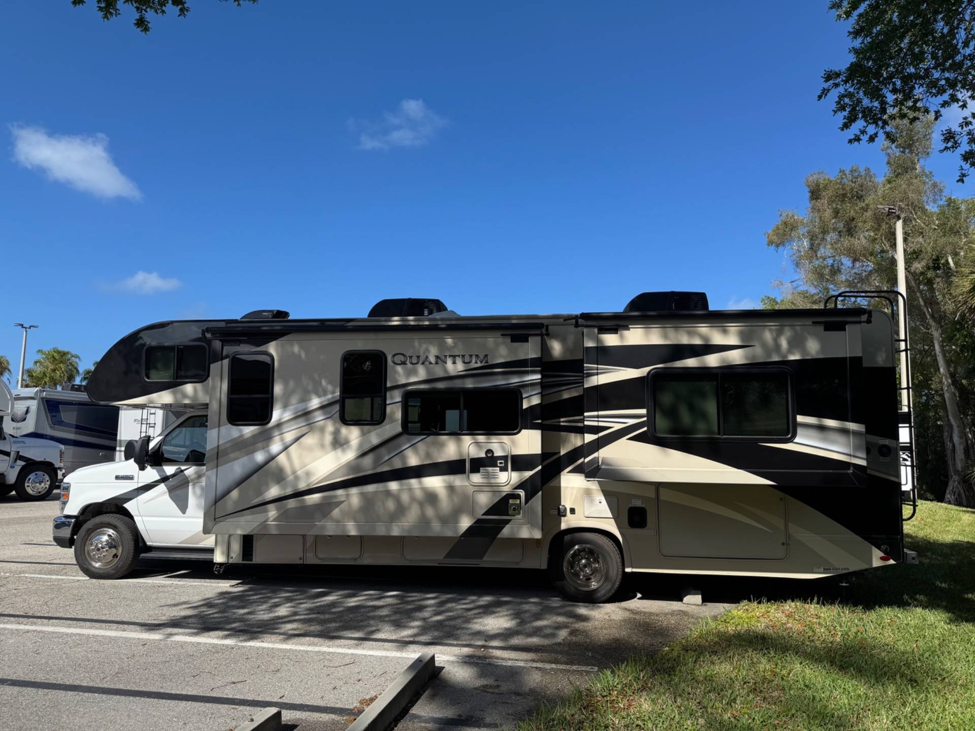 2020 Thor Motor Coach 2020 Thor Motor Coach Quantum - thumbnail 3