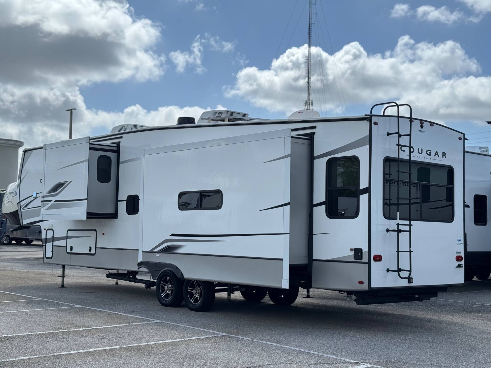 2023 KEYSTONE RV 2023 KEYSTONE RV COUGAR - thumbnail 3