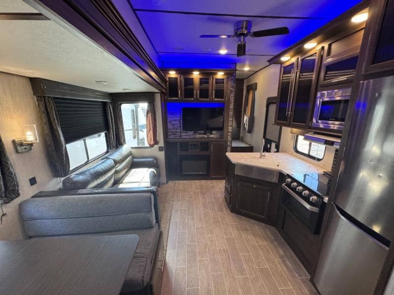 2020 Forest River 2020 Forest River Cherokee Artic Wolf - thumbnail 10