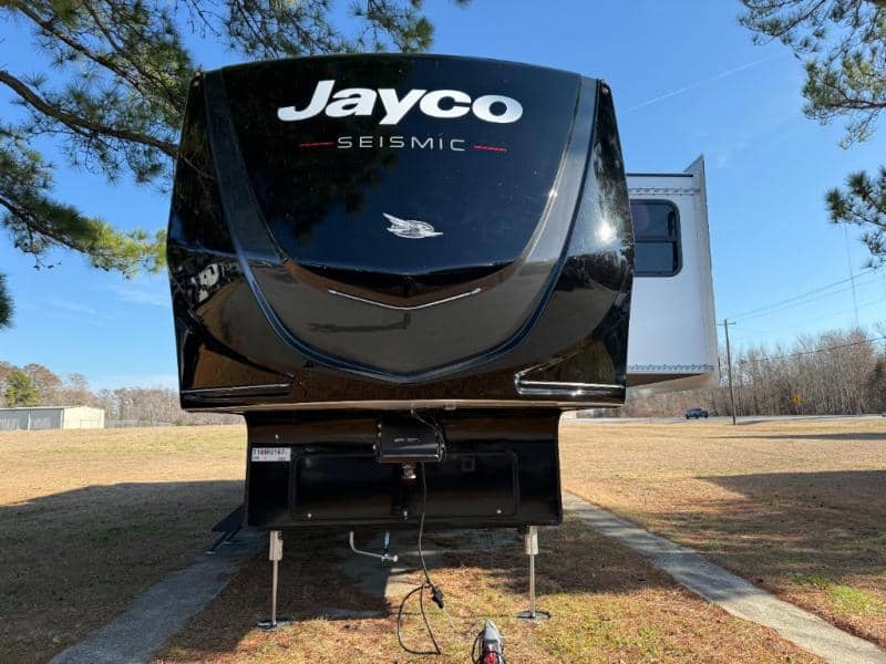 2026 Jayco 2026 Jayco Seismic Toy Hauler - thumbnail 3