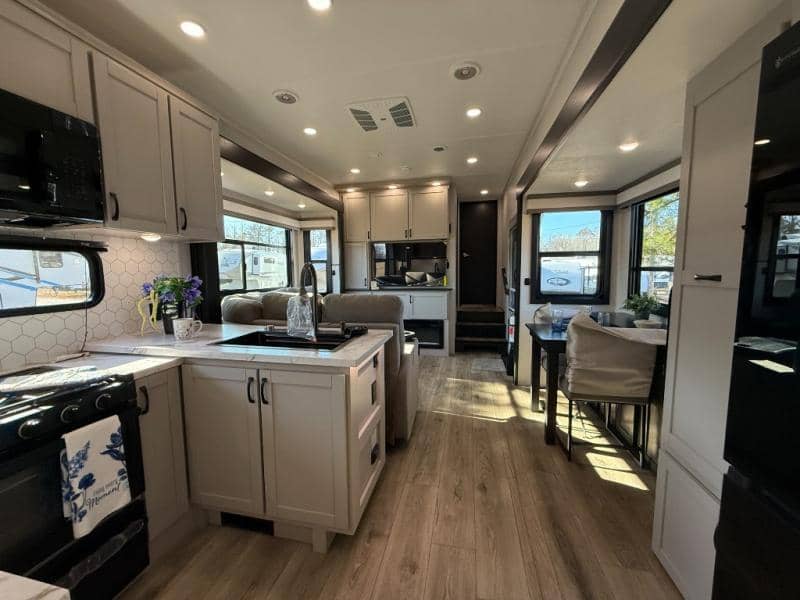 2026 Jayco 2026 Jayco Seismic Toy Hauler - thumbnail 6