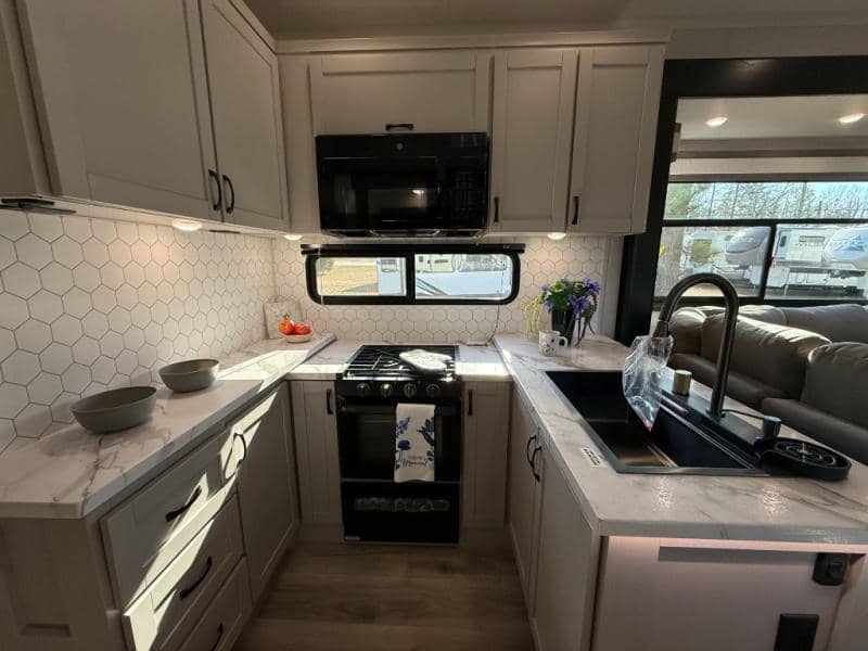 2026 Jayco 2026 Jayco Seismic Toy Hauler - thumbnail 8