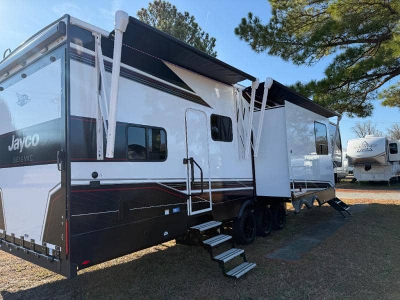 2026 Jayco 2026 Jayco Seismic Toy Hauler - thumbnail 35