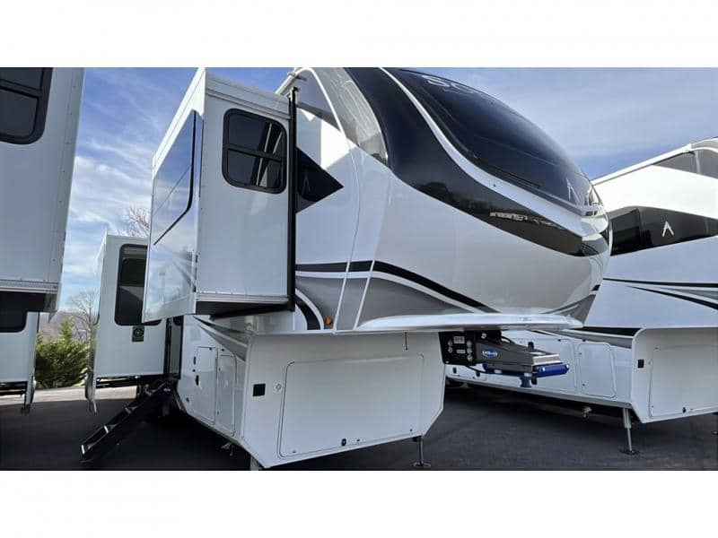 2025 Grand Design 2025 Grand Design Solitude - thumbnail 4