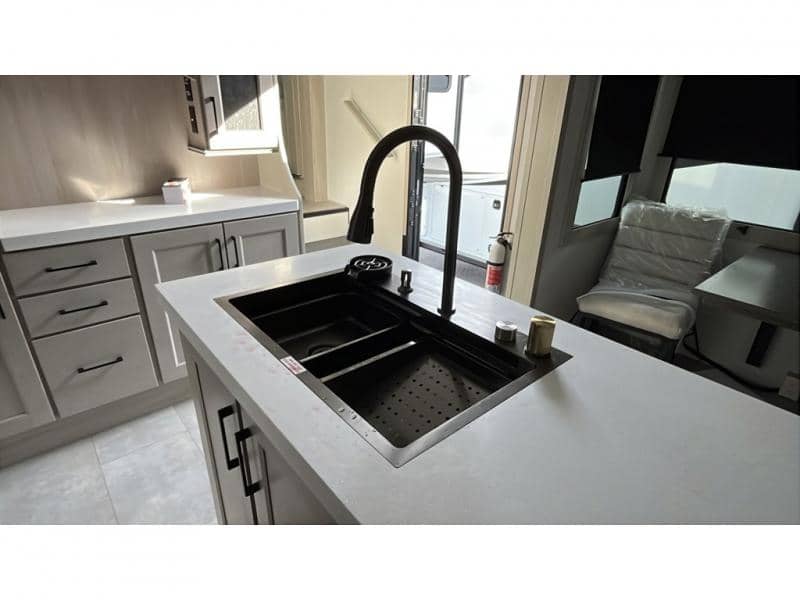 2025 Grand Design 2025 Grand Design Solitude - thumbnail 25