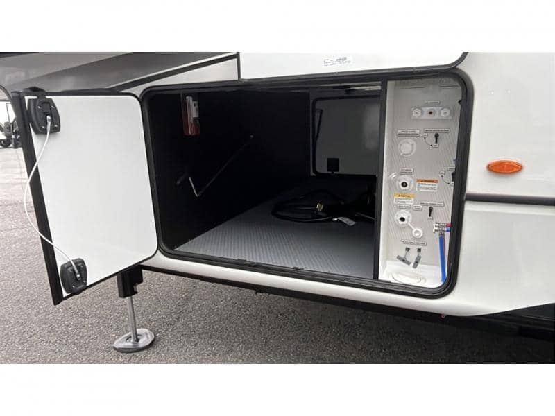 2025 Keystone RV 2025 Keystone RV Montana - thumbnail 8