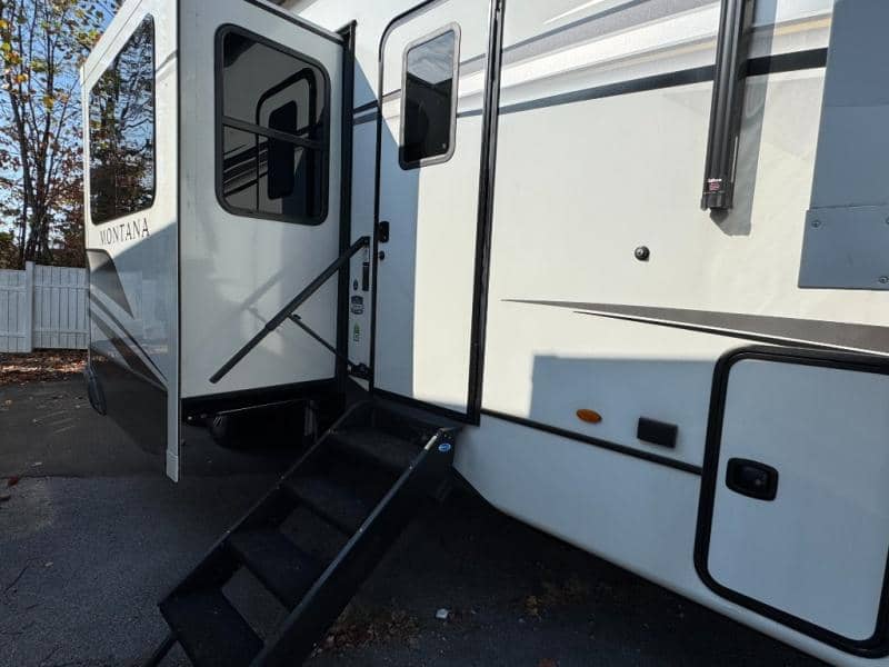 2024 Keystone RV 2024 Keystone RV Montana - thumbnail 4