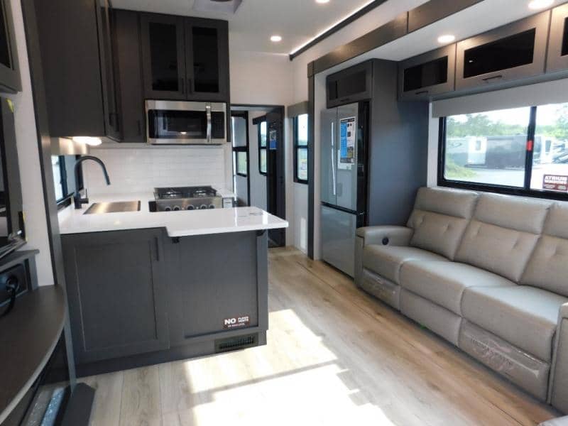 2025 Alliance RV 2025 Alliance RV Valor - thumbnail 11