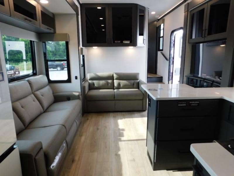 2025 Alliance RV 2025 Alliance RV Valor - thumbnail 12