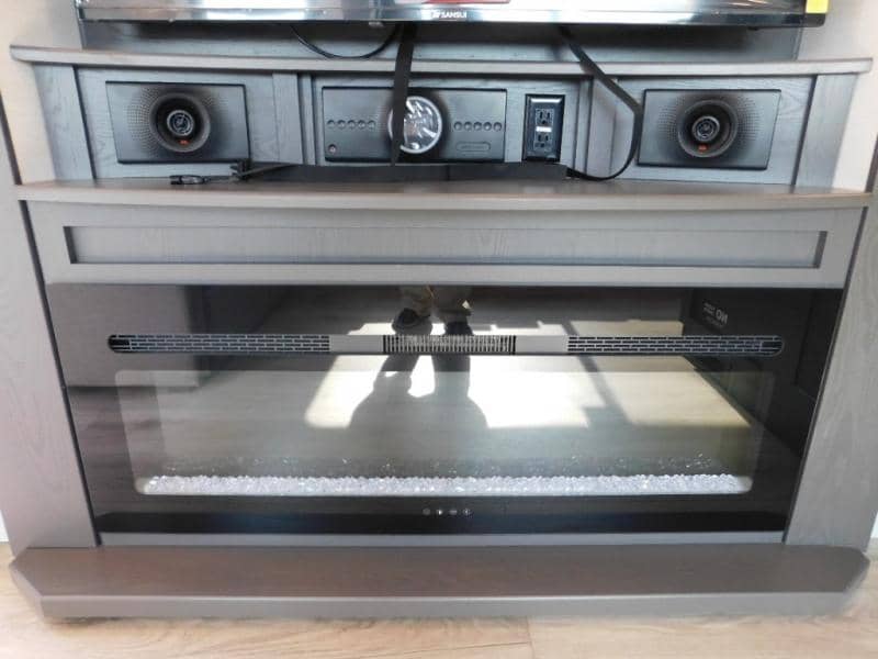 2025 Alliance RV 2025 Alliance RV Valor - thumbnail 18