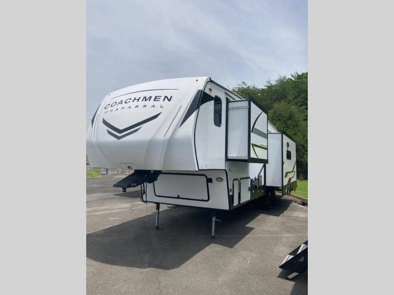 2025 Coachmen 2025 Coachmen Chaparral Lite - thumbnail 3