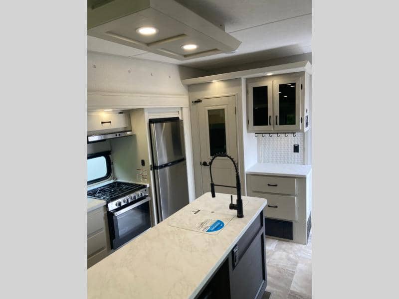 2025 Coachmen 2025 Coachmen Chaparral Lite - thumbnail 8