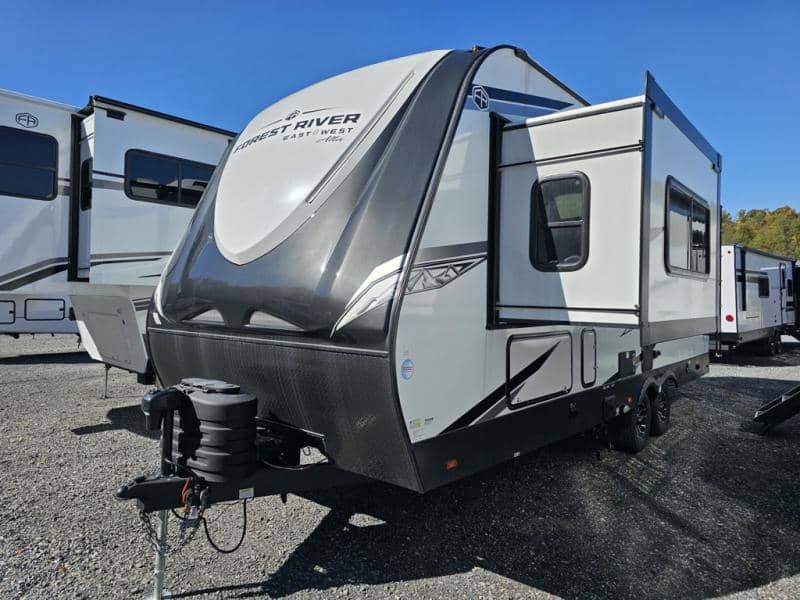 2026 East to West 2026 East to West Alta Toy Hauler - thumbnail 4