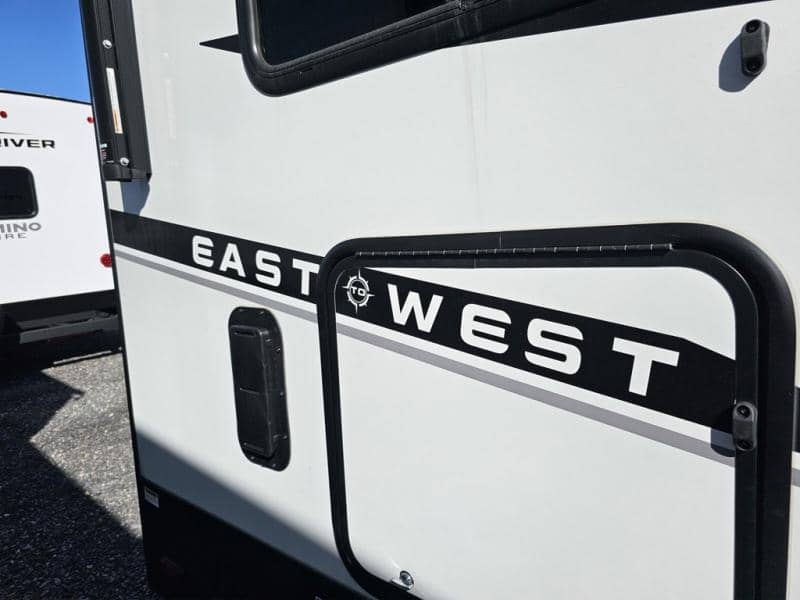 2026 East to West 2026 East to West Alta Toy Hauler - thumbnail 37