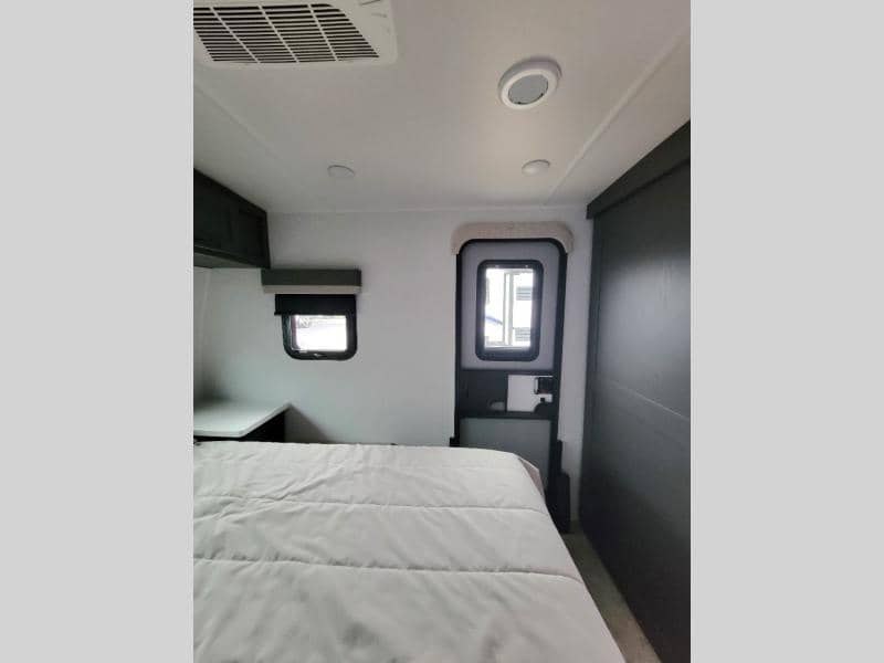 2025 Forest River 2025 Forest River Rockwood Ultra Lite - thumbnail 17