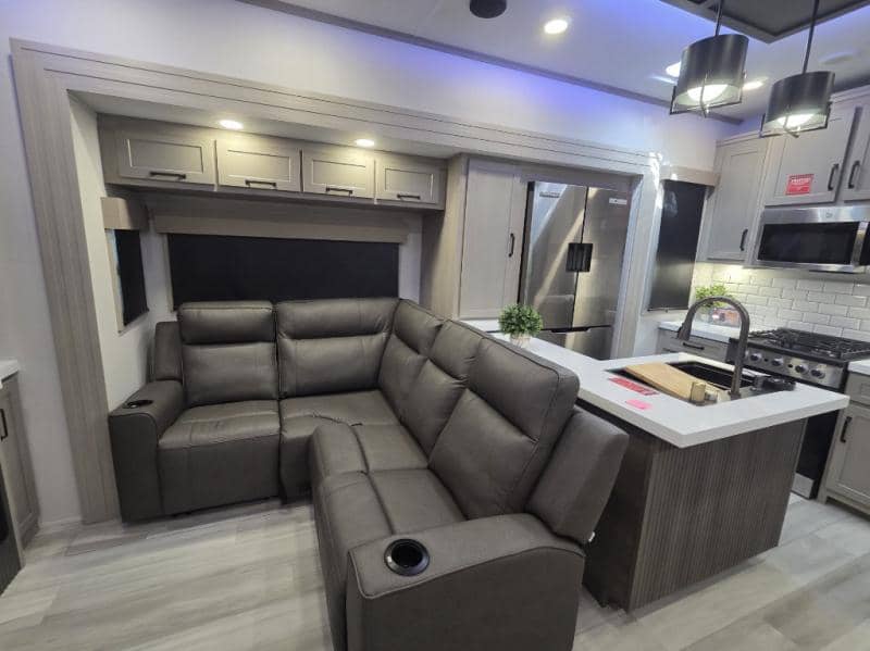 2026 Grand Design 2026 Grand Design Momentum M-Class - thumbnail 9