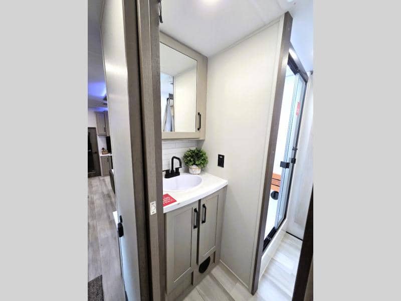 2026 Grand Design 2026 Grand Design Momentum M-Class - thumbnail 13