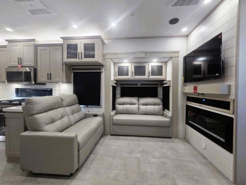 2026 Grand Design 2026 Grand Design Solitude - thumbnail 13