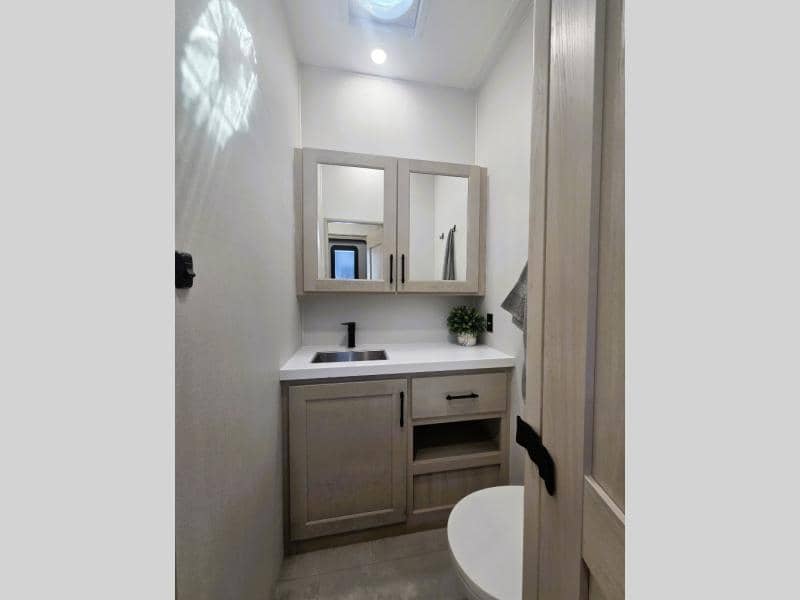 2026 Grand Design 2026 Grand Design Solitude - thumbnail 16