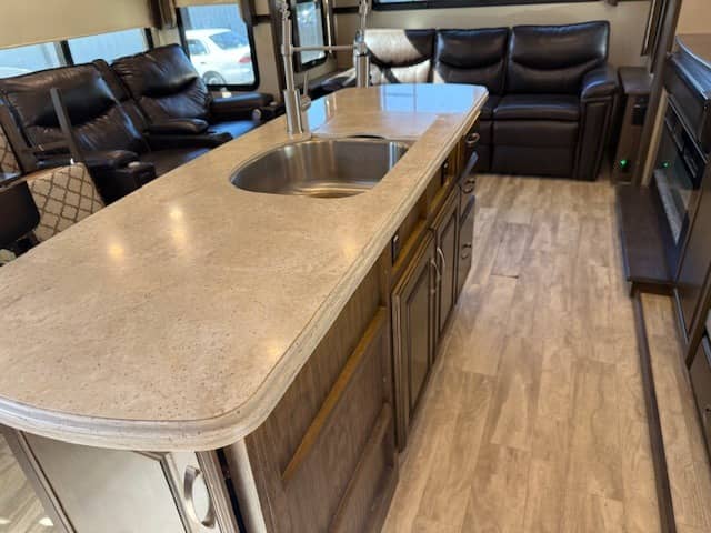 2020 Grand Design 2020 Grand Design Solitude - thumbnail 9