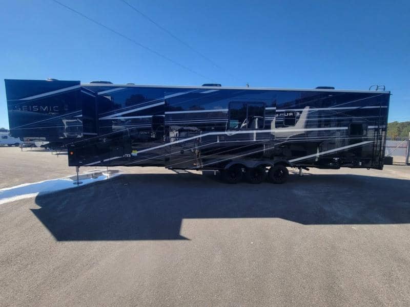 2026 Jayco 2026 Jayco Seismic Toy Hauler - thumbnail 3