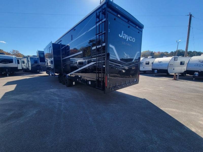 2026 Jayco 2026 Jayco Seismic Toy Hauler - thumbnail 4