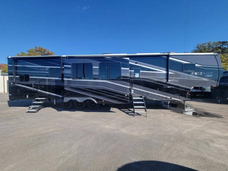 2026 Jayco 2026 Jayco Seismic Toy Hauler - thumbnail 7