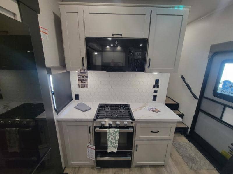 2026 Jayco 2026 Jayco Seismic Toy Hauler - thumbnail 16