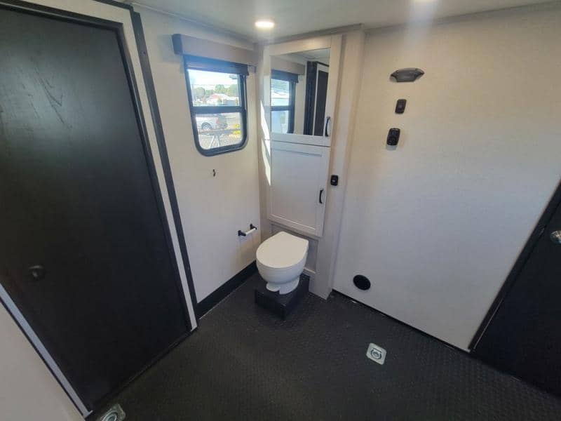 2026 Jayco 2026 Jayco Seismic Toy Hauler - thumbnail 33