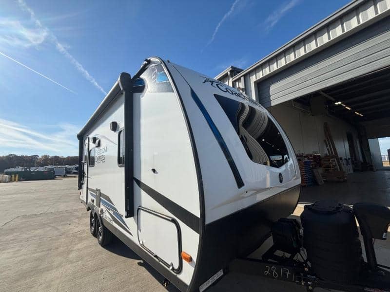 2024 Coachmen 2024 Coachmen Freedom Express Ultra Lite - thumbnail 4