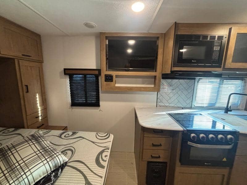 2024 Coachmen 2024 Coachmen Freedom Express Ultra Lite - thumbnail 15