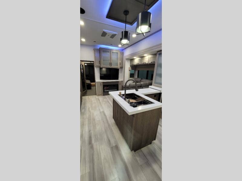 2025 Grand Design 2025 Grand Design Momentum M-Class - thumbnail 5