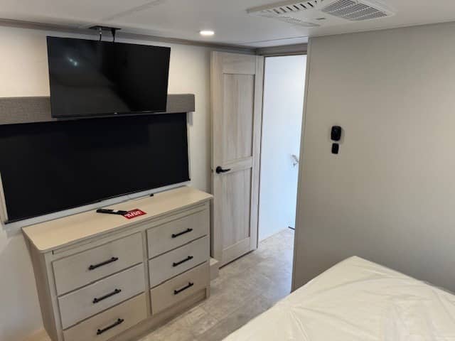 2026 Grand Design 2026 Grand Design Solitude - thumbnail 16