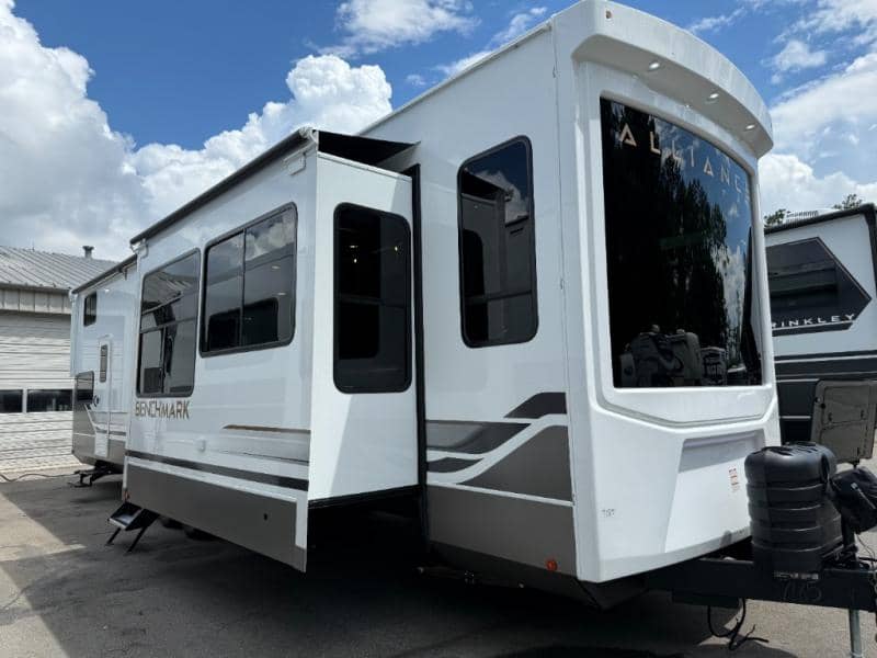 2026 Alliance RV 2026 Alliance RV Benchmark - thumbnail 1
