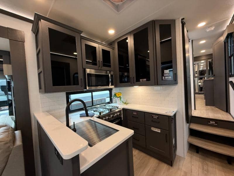 2025 Alliance RV 2025 Alliance RV Valor - thumbnail 7