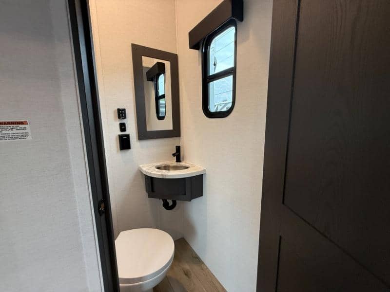 2025 Alliance RV 2025 Alliance RV Valor - thumbnail 18