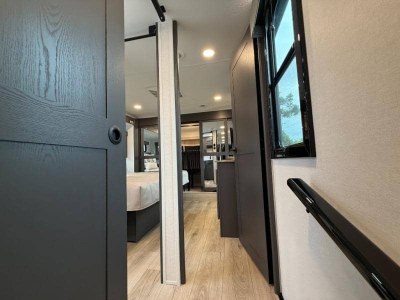 2025 Alliance RV 2025 Alliance RV Valor - thumbnail 21