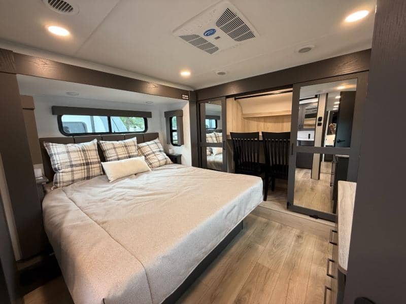 2025 Alliance RV 2025 Alliance RV Valor - thumbnail 26