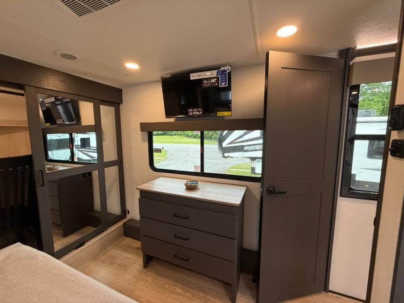 2025 Alliance RV 2025 Alliance RV Valor - thumbnail 29