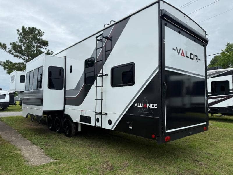 2025 Alliance RV 2025 Alliance RV Valor - thumbnail 32