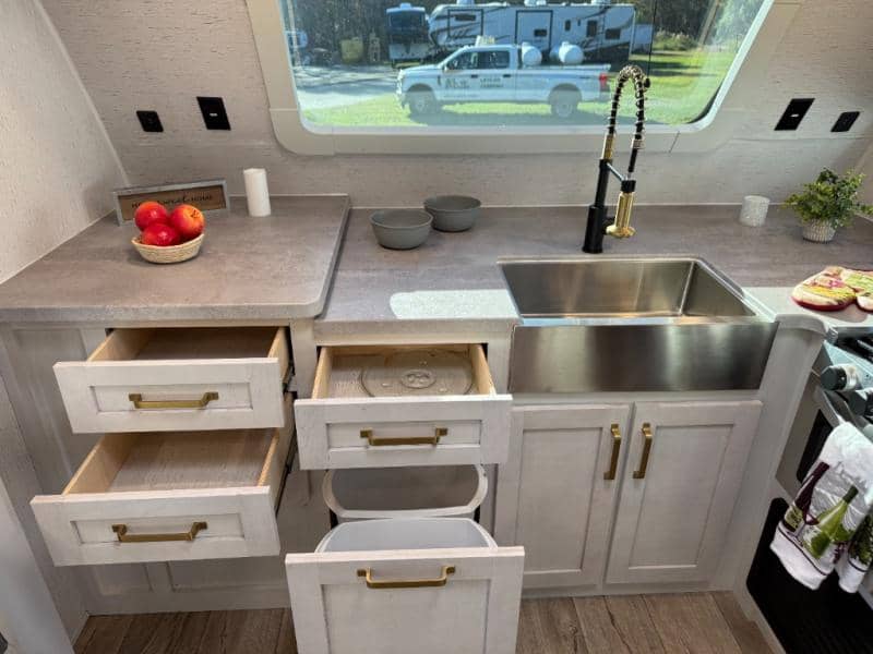 2023 Dutchmen 2023 Dutchmen Astoria - thumbnail 19