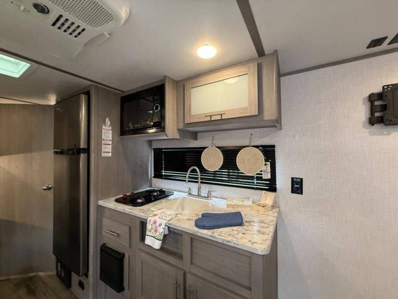 2022 Coleman 2022 Coleman Lantern LT - thumbnail 8